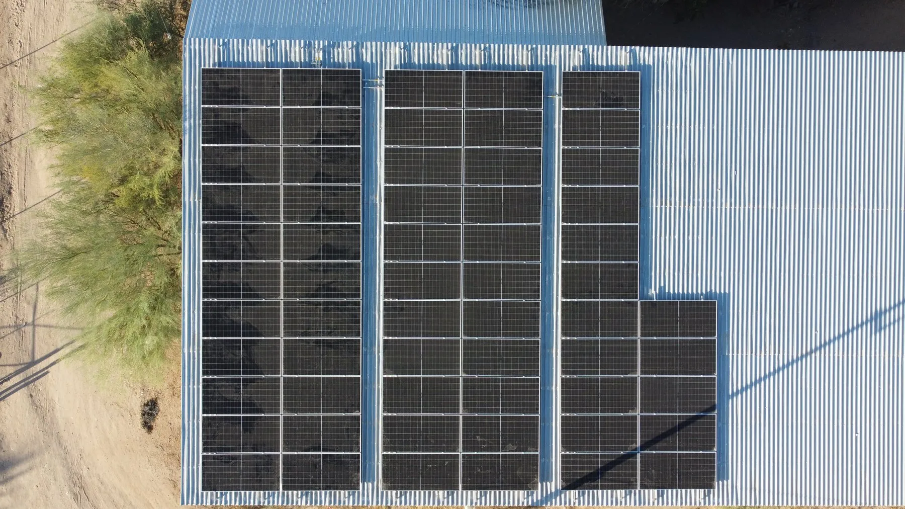 Proyecto solar comercial de 37.2 kilowatts pico en Hermosillo, Sonora, operando desde 2026.