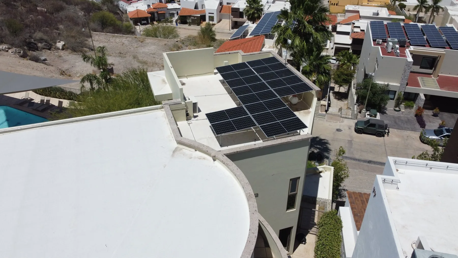 Proyecto solar residencial de 21.6 kilowatts pico en Hermosillo, Sonora, operando desde 2024.