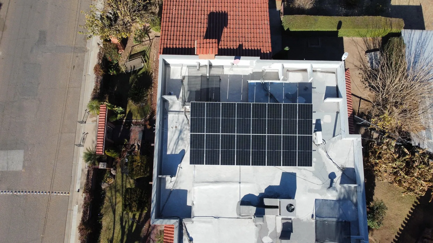 Proyecto solar residencial de 9.8 kilowatts pico en Magdalena de Kino, Sonora.